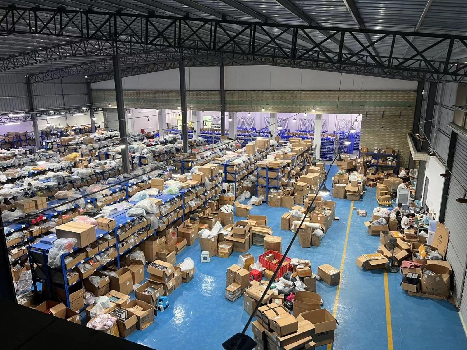 L'entrepôt de HAO E-COMMERCE en Chine, allées de colis prêts à partir