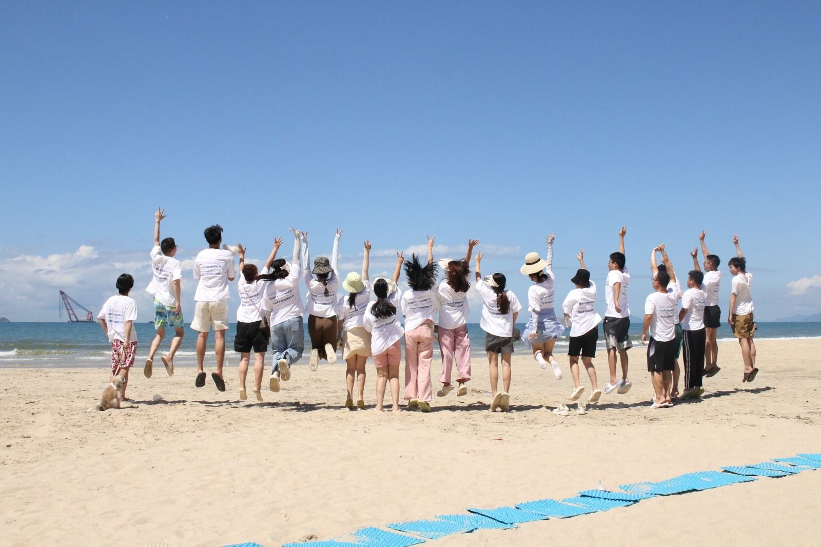 L'équipe de HAO E-COMMERCE réunie lors d'un séminaire au bord de la mer
