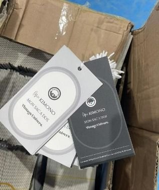 Étiquette de marque cousue sur un vêtement