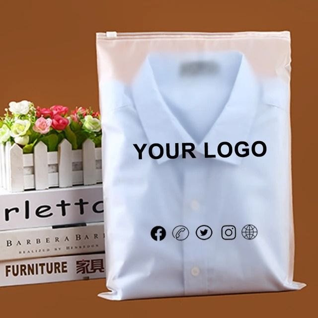 Emballage simple en pochette pour un produit textile