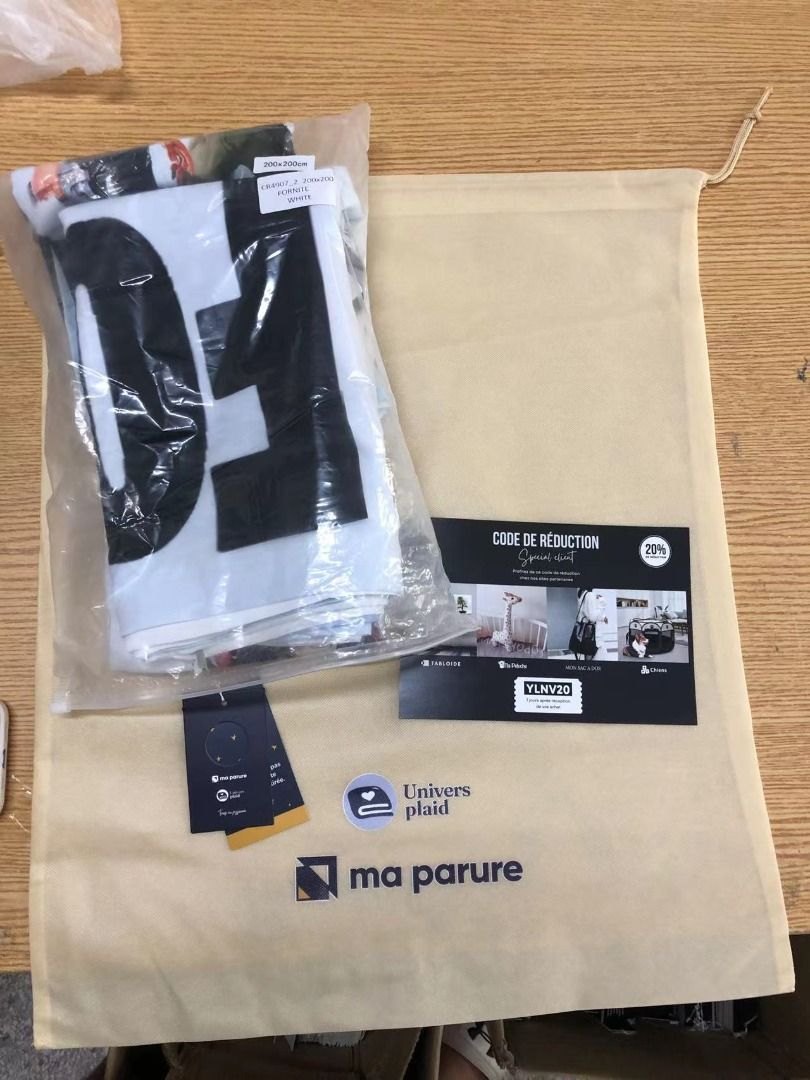 Sac de transport avec étiquette et carte de remerciement portant un code de réduction
